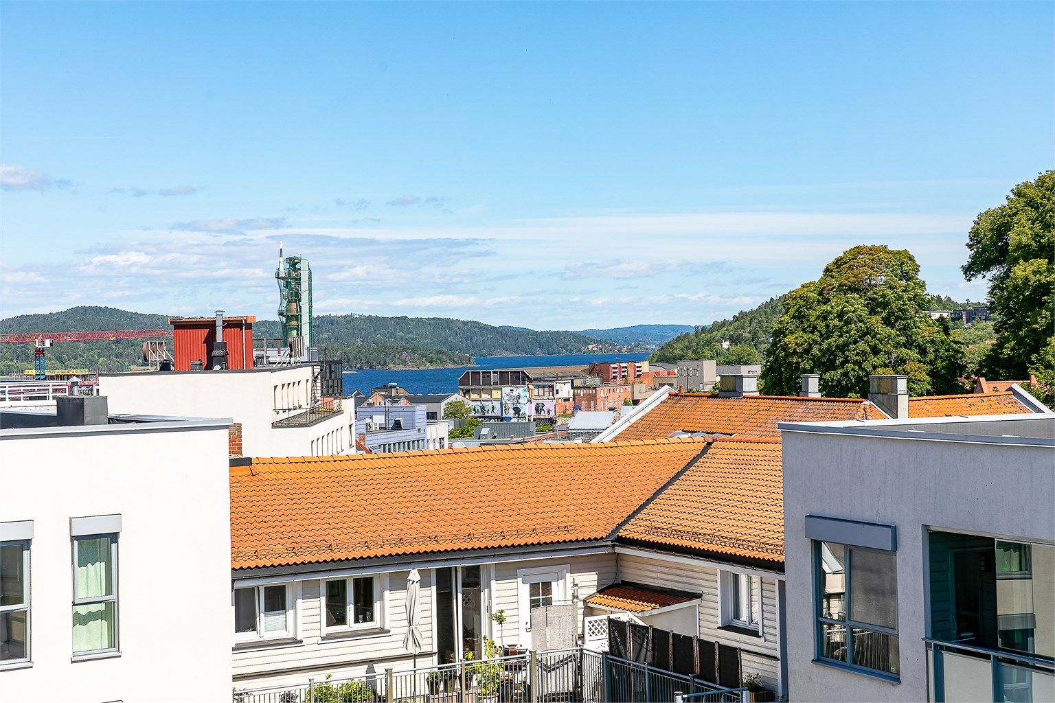På takaltanen sees panoramautsikt over byen som blant annet inkluderer Mossesundet og Jeløy.