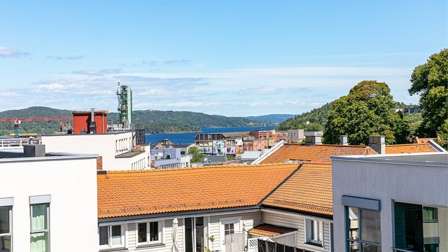 På takaltanen sees panoramautsikt over byen som blant annet inkluderer Mossesundet og Jeløy.