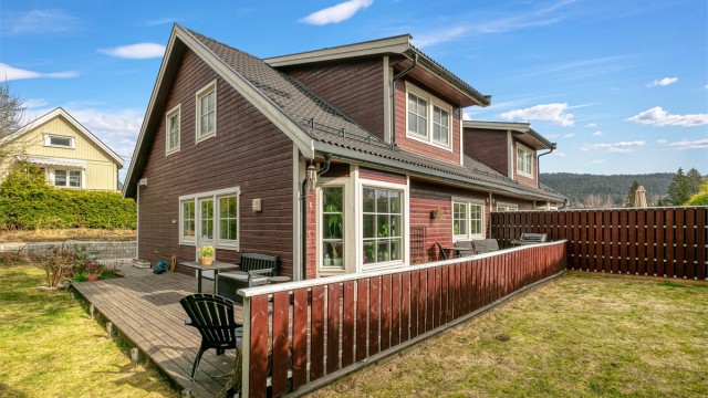 Velkommen til Rådyrveien 4D! En pent og innholdsrik vertikaldelt bolig med kort vei til skoler, off. kommunikasjon og marka rett i nærheten