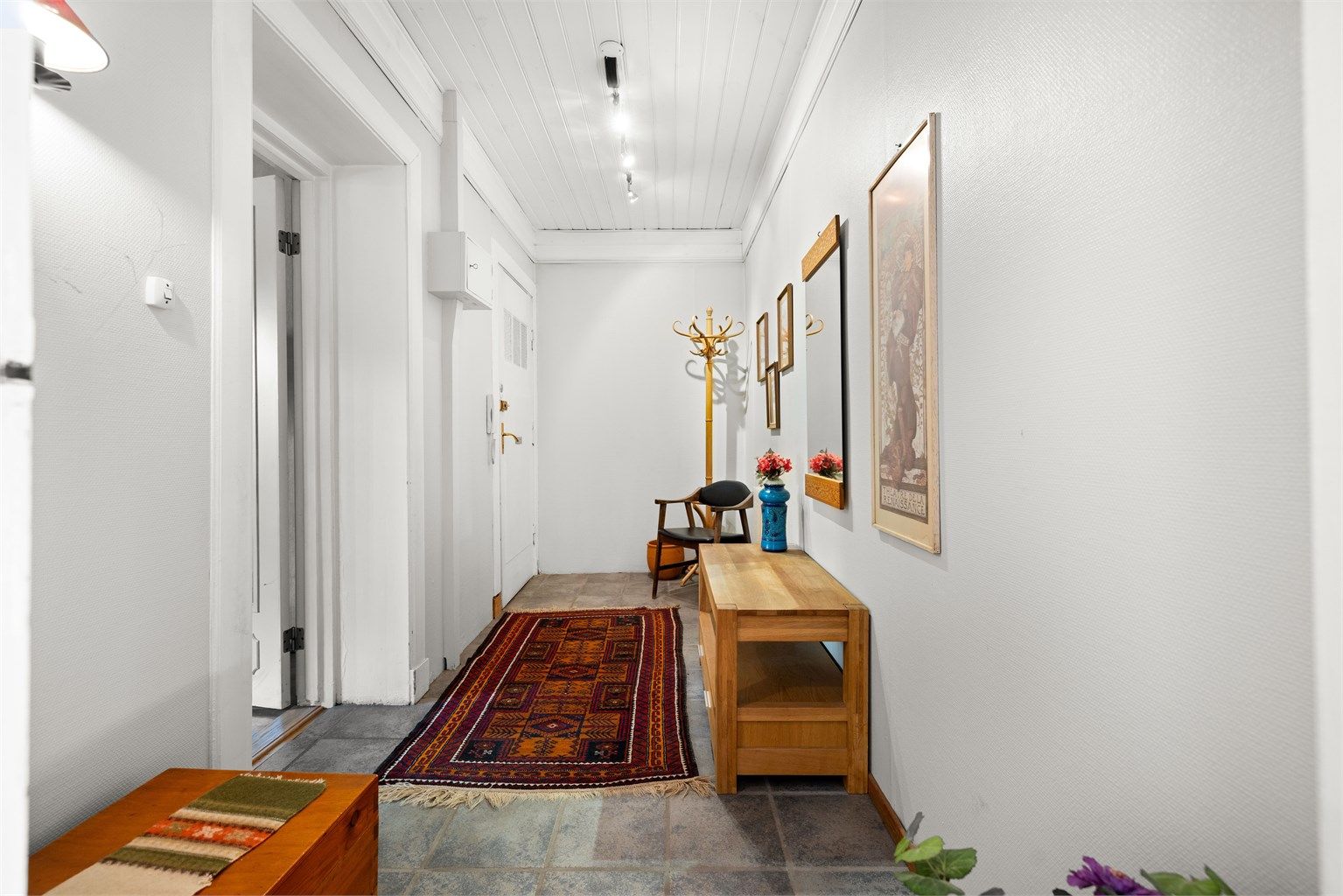 Praktisk entré med god plass til å henge fra seg jakker og sette fra seg sko. Det er flislagt gulv i entré.