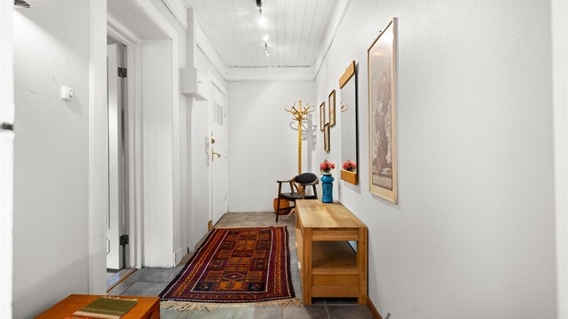 Praktisk entré med god plass til å henge fra seg jakker og sette fra seg sko. Det er flislagt gulv i entré.