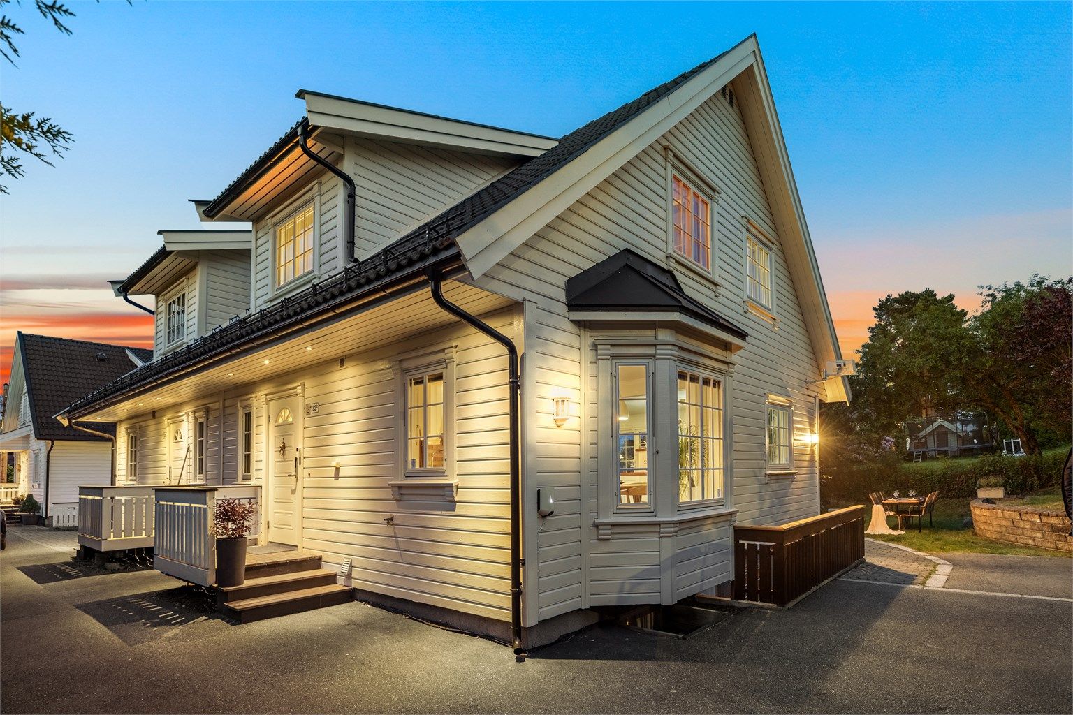 Boligen har 2 parkeringsplasser med en elbillader utenfor huset, samt utebod ved gårdsplassen