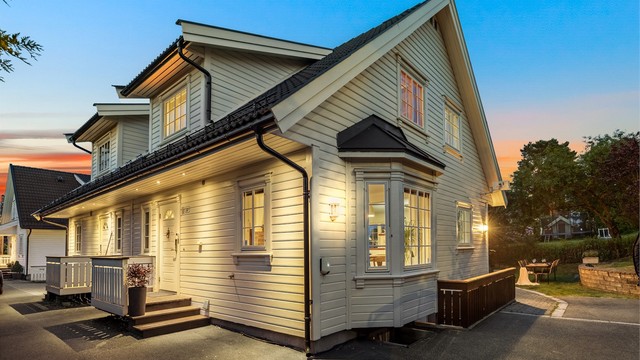 Boligen har 2 parkeringsplasser med en elbillader utenfor huset, samt utebod ved gårdsplassen