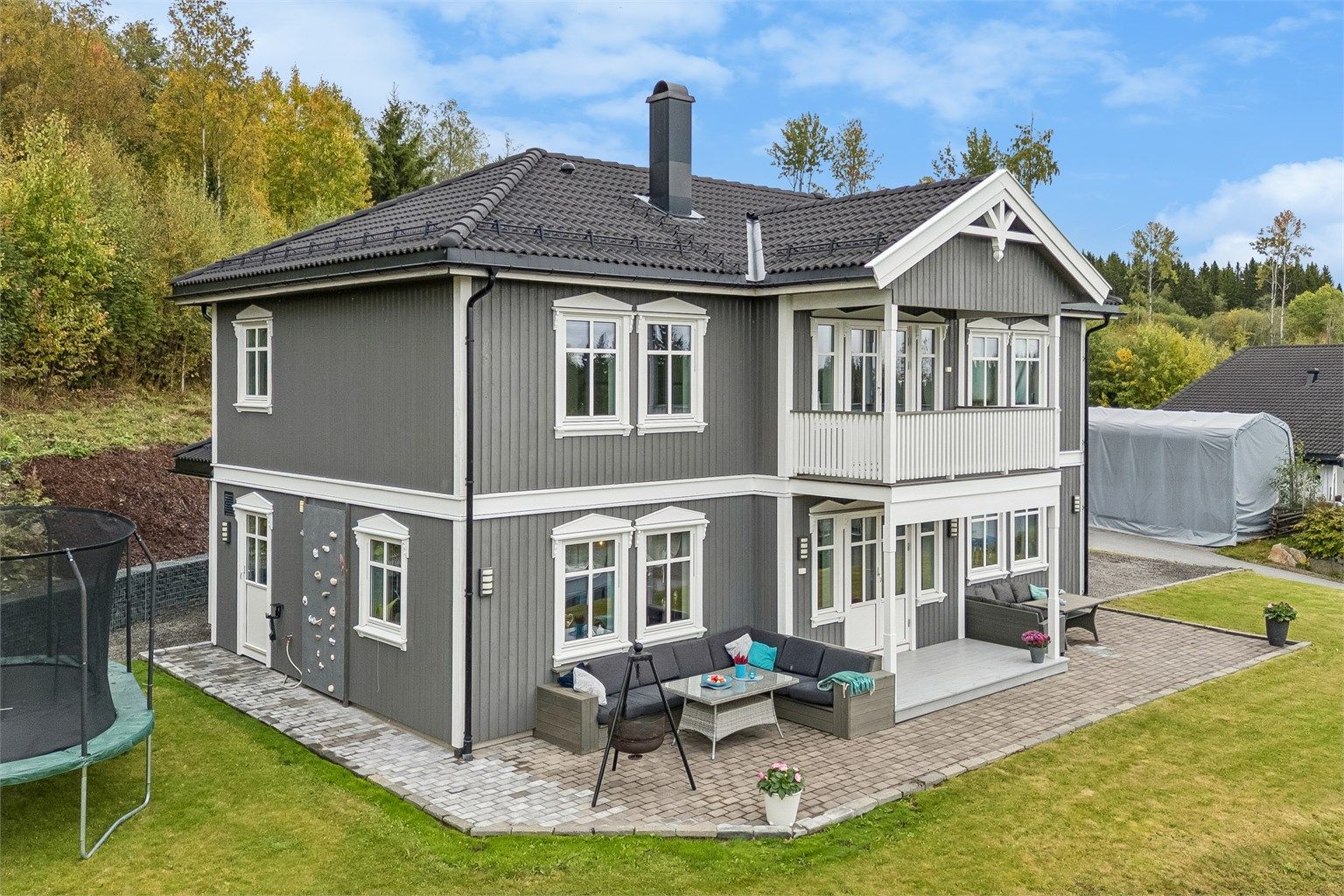 Uteområde og fasade.