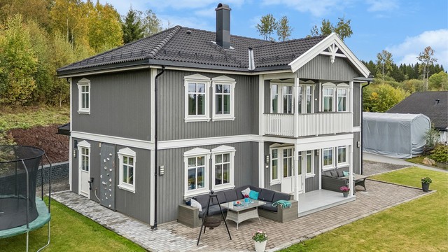 Uteområde og fasade.