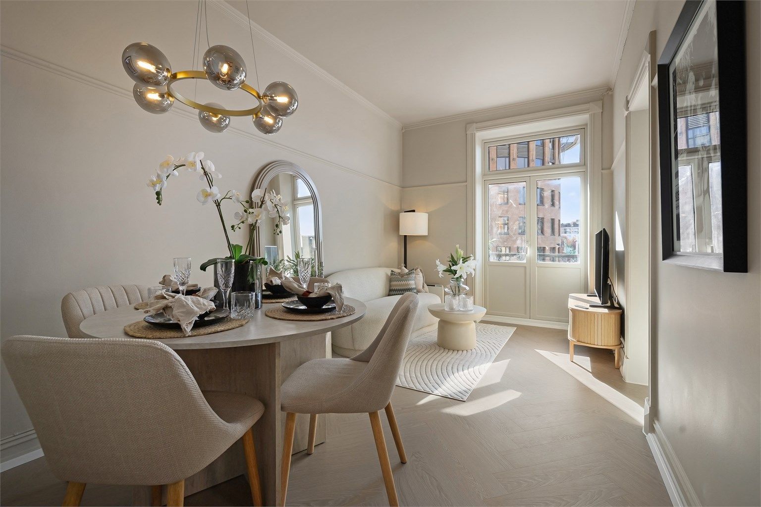 God takhøyde og store vindusflater gir en luftig romfølelse