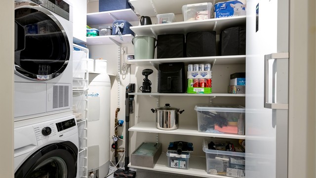 Praktisk innvendig bod med opplegg for vaskemaskin, varmtvannsbereder og ventilasjonsaggregat.