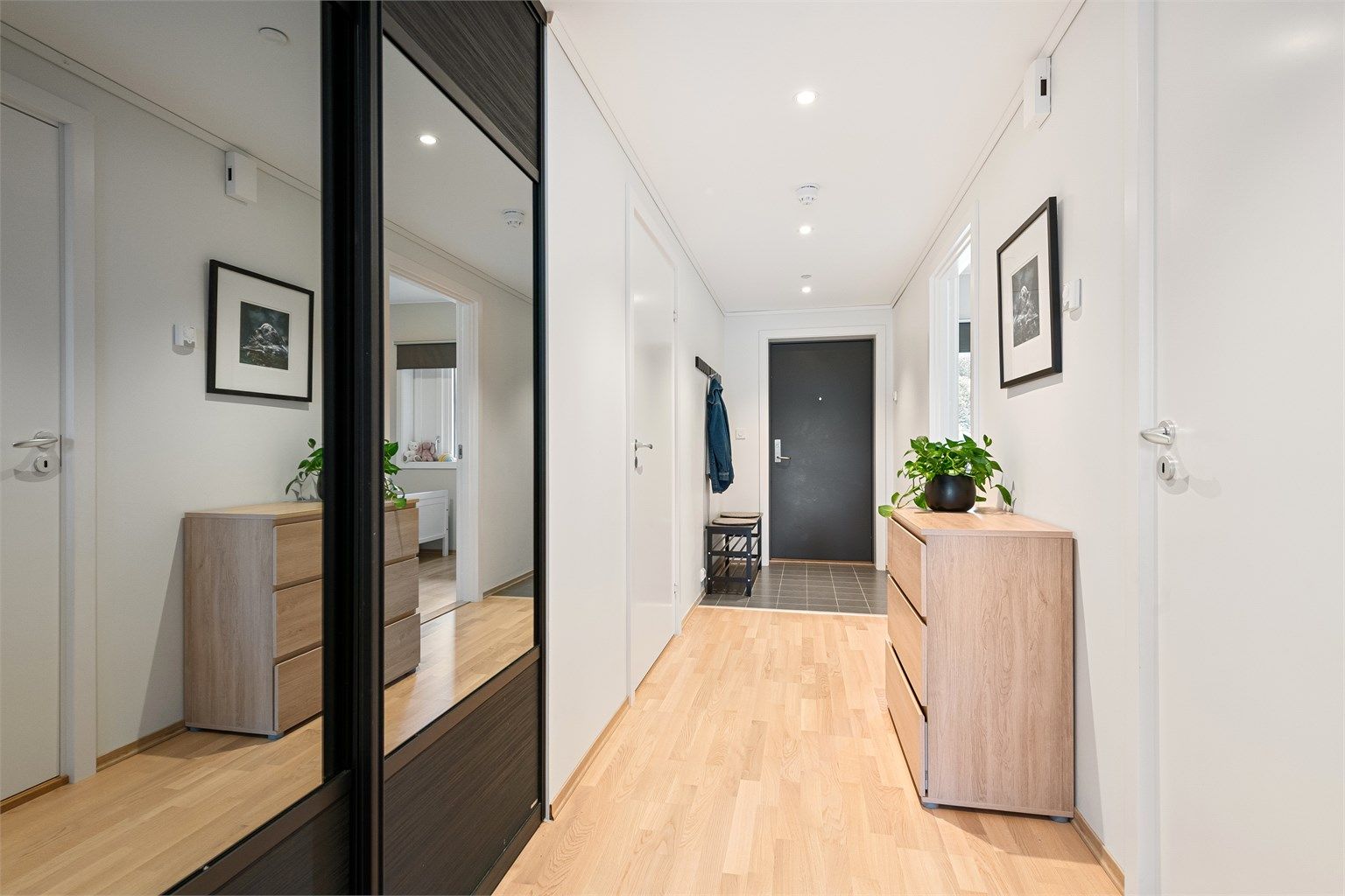 Entre/gang med skyvedørsgarderobe