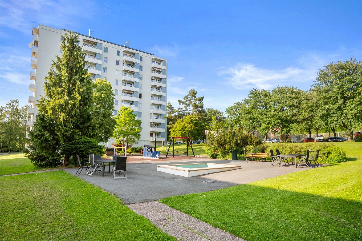 Trivelige felles uteplasser med sittebenker og lekeareal.