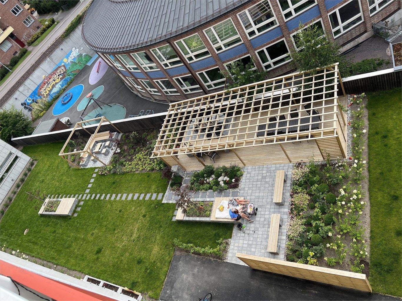 Bilde av bakgård tatt fra en annen leilighets balkong. 