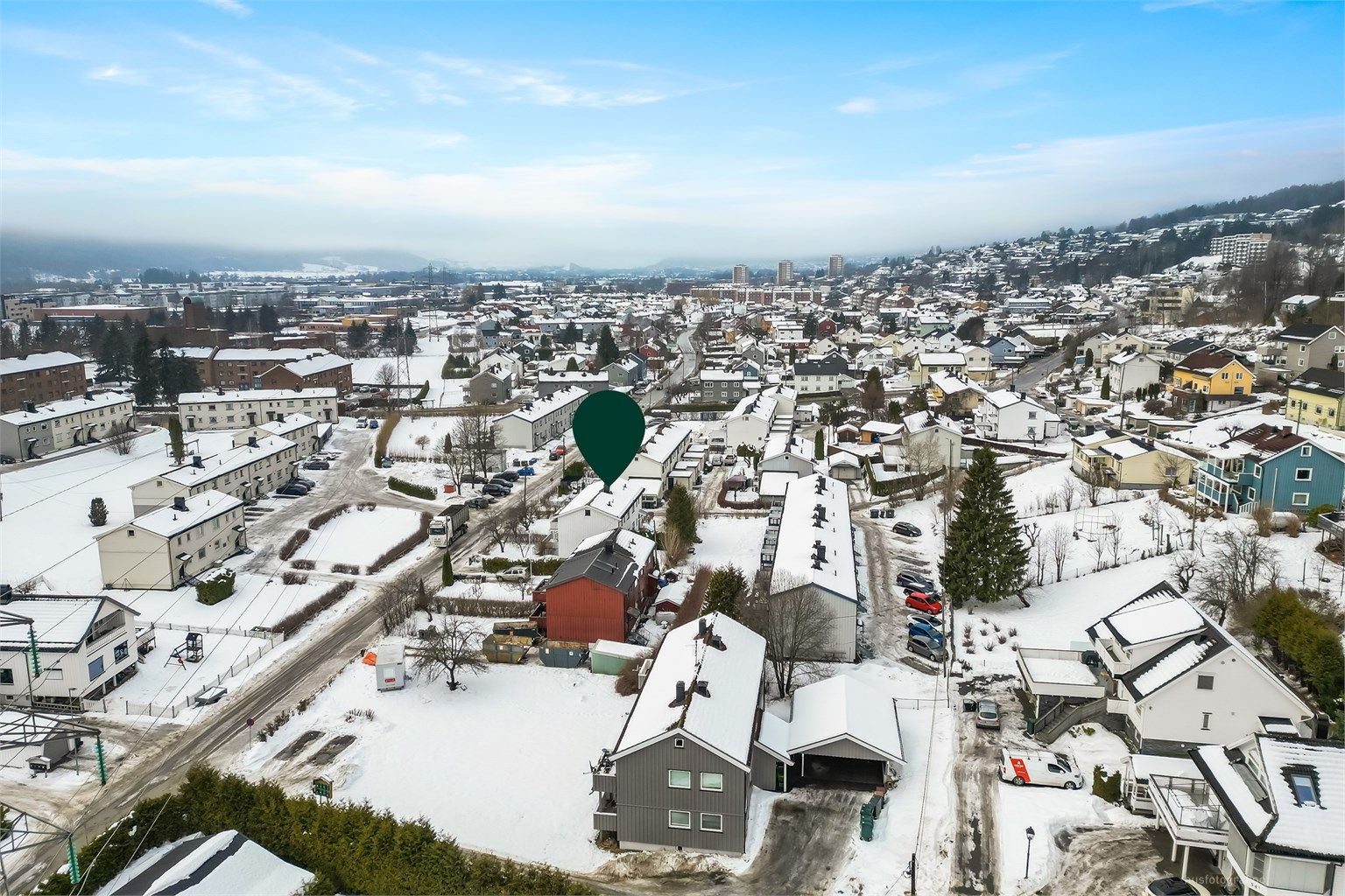 Ca. 5-600 m til barnehage og barneskole med idrettsanlegg.