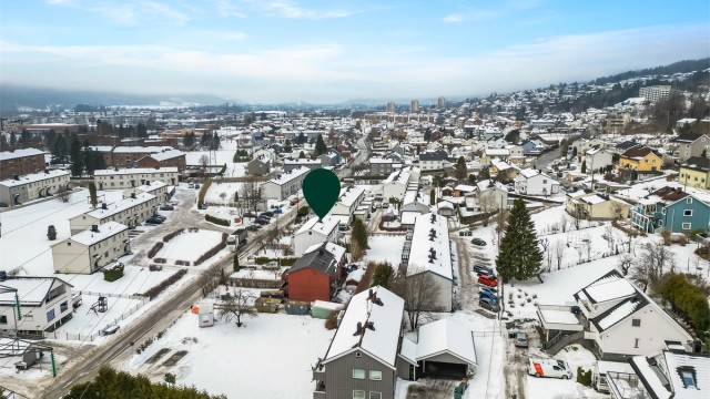 Ca. 5-600 m til barnehage og barneskole med idrettsanlegg.