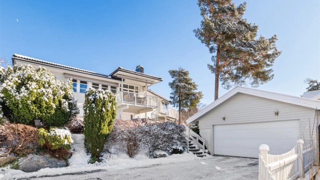 Solveien 104C har en solrik og flott beliggenet, høyt og luftig, tilbaketrukket og skjermet i andre husrekke fra Solveien