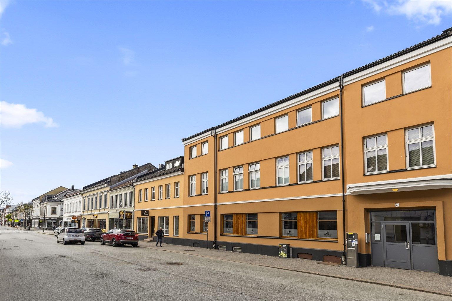 Sentral beliggenhet midt i Kvadraturen med kort avstand til alle byens fasiliteter, aktiviteter og tilbud 