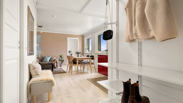 Praktisk garderobeløsning i entré med hyller til sko og oppheng for yttertøy.