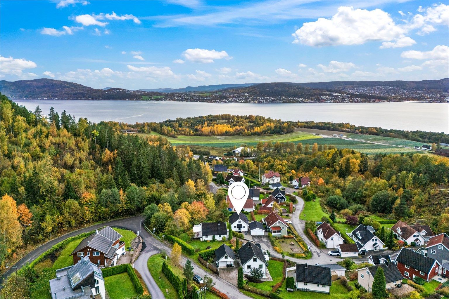 En attraktiv og flott beliggenhet i et tilbaketrukket boligfelt.