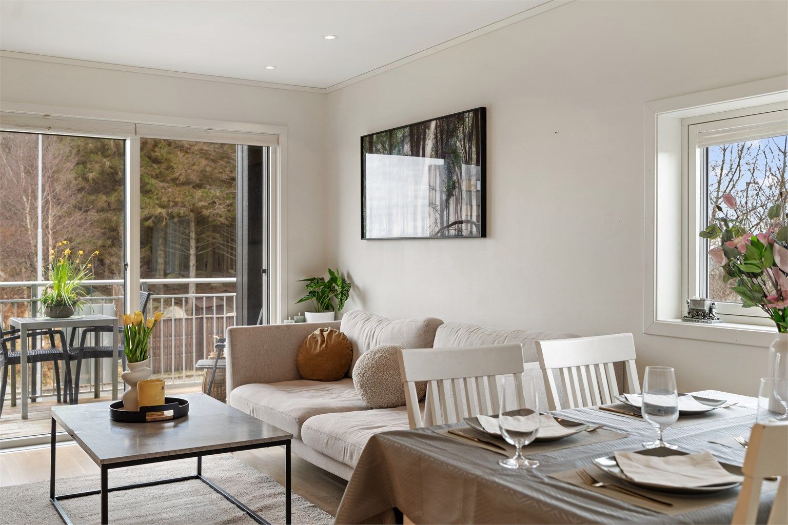 Leiligheten er på totalt 64 kvm og holder en god standard for byggeår.