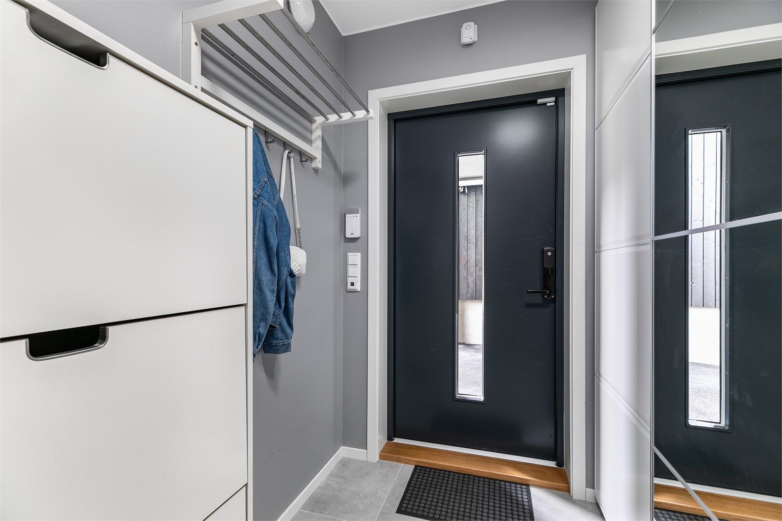 Entreen har varmekabler i gulvet, skoskap og skyvedørsgarderobe med god plass til både klær og sko.