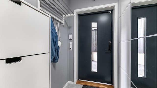 Entreen har varmekabler i gulvet, skoskap og skyvedørsgarderobe med god plass til både klær og sko.