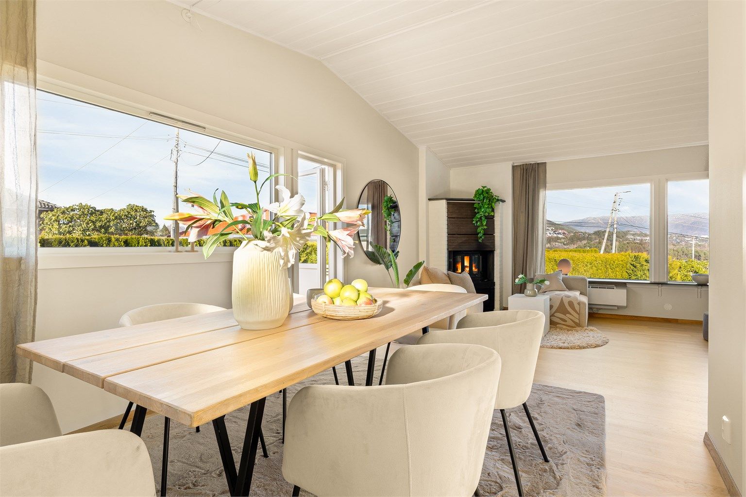 Store vindusflater som gir stuen/spisestuen godt med naturlig lysinnslipp.