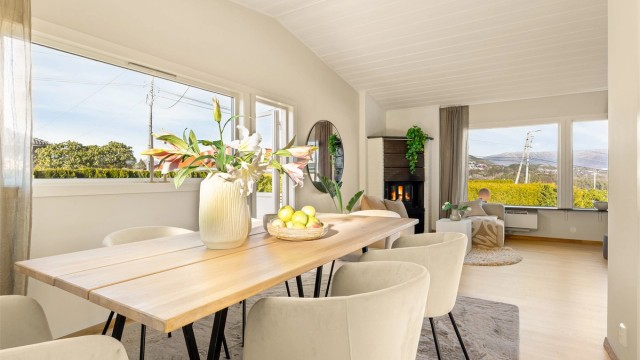 Store vindusflater som gir stuen/spisestuen godt med naturlig lysinnslipp.