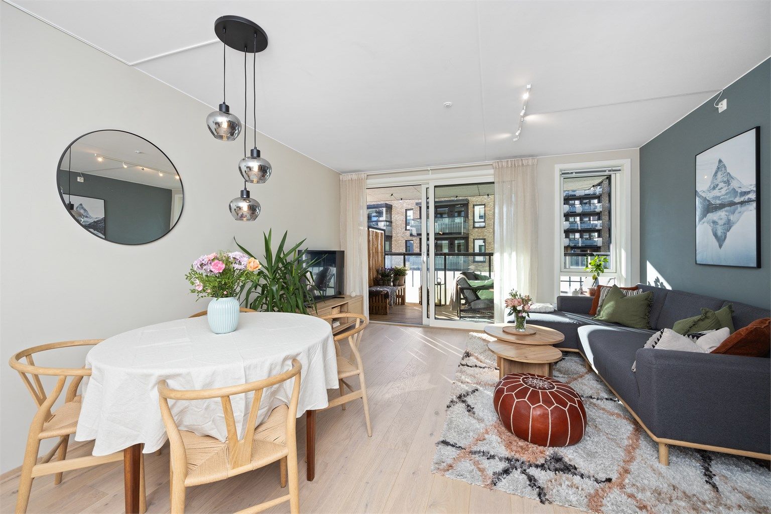 Stuen er lys og romslig med store vindusflater som slipper inn rikelig med dagslys.