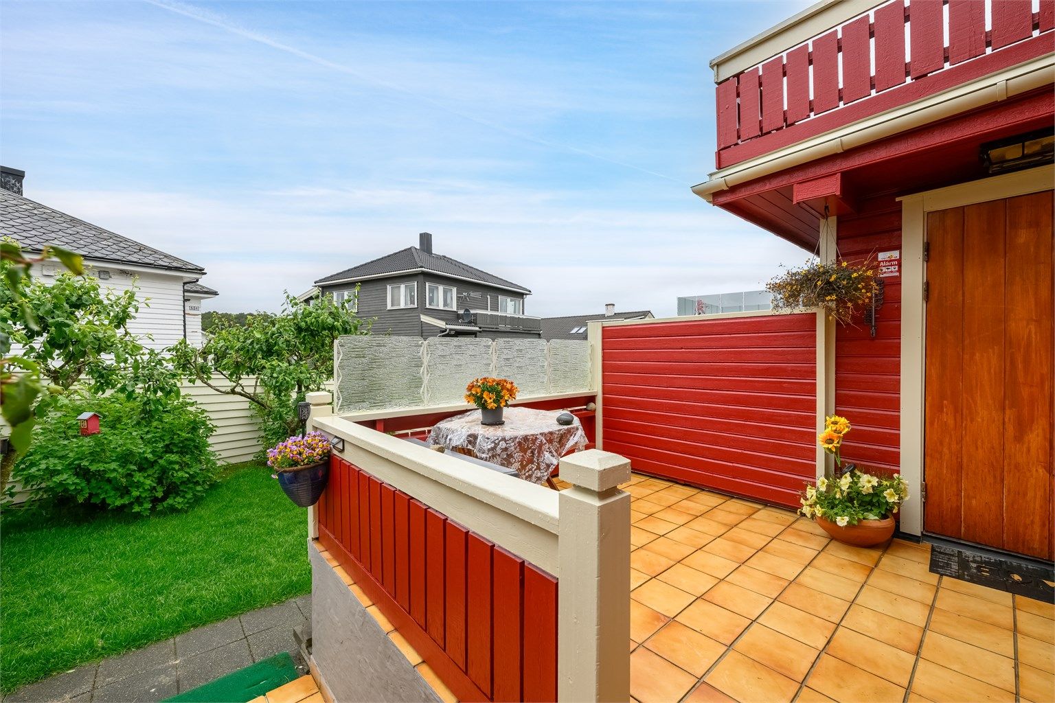 Terrasse ved inngangsparti er ikke byggemeldt/byggesøkt.