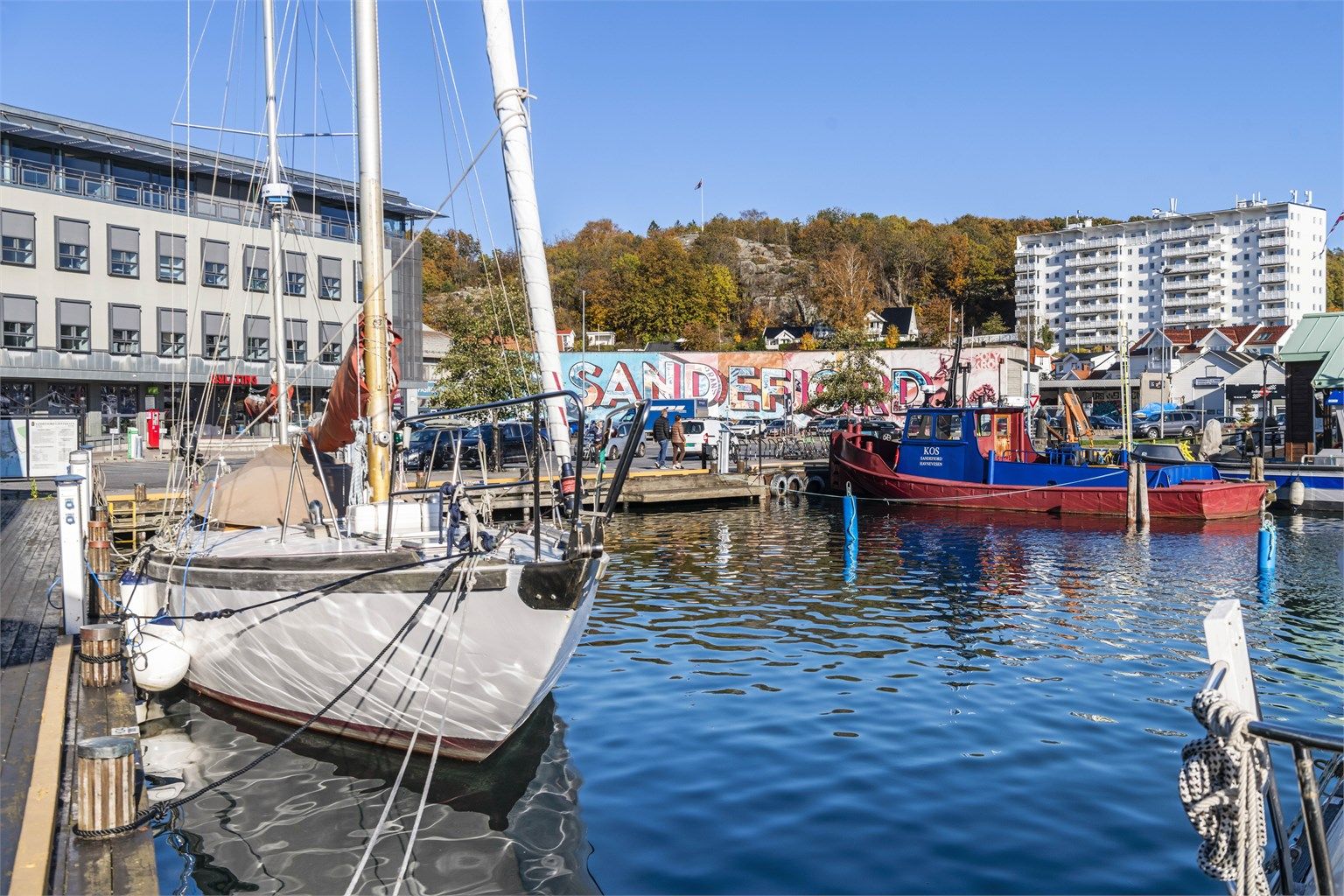 Sandefjord har et yrende liv langs bryggen, sommerstid.
