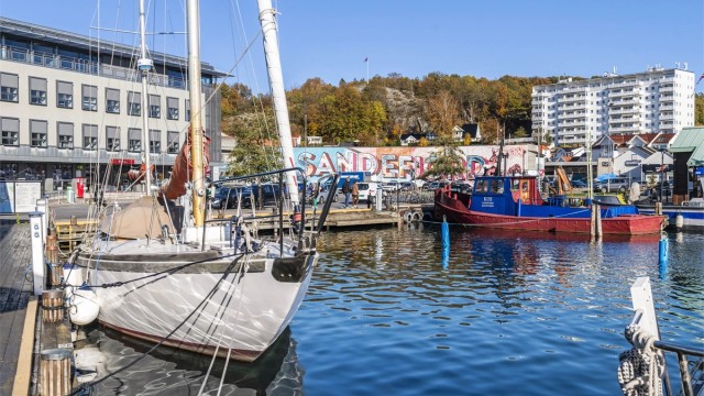 Sandefjord har et yrende liv langs bryggen, sommerstid.