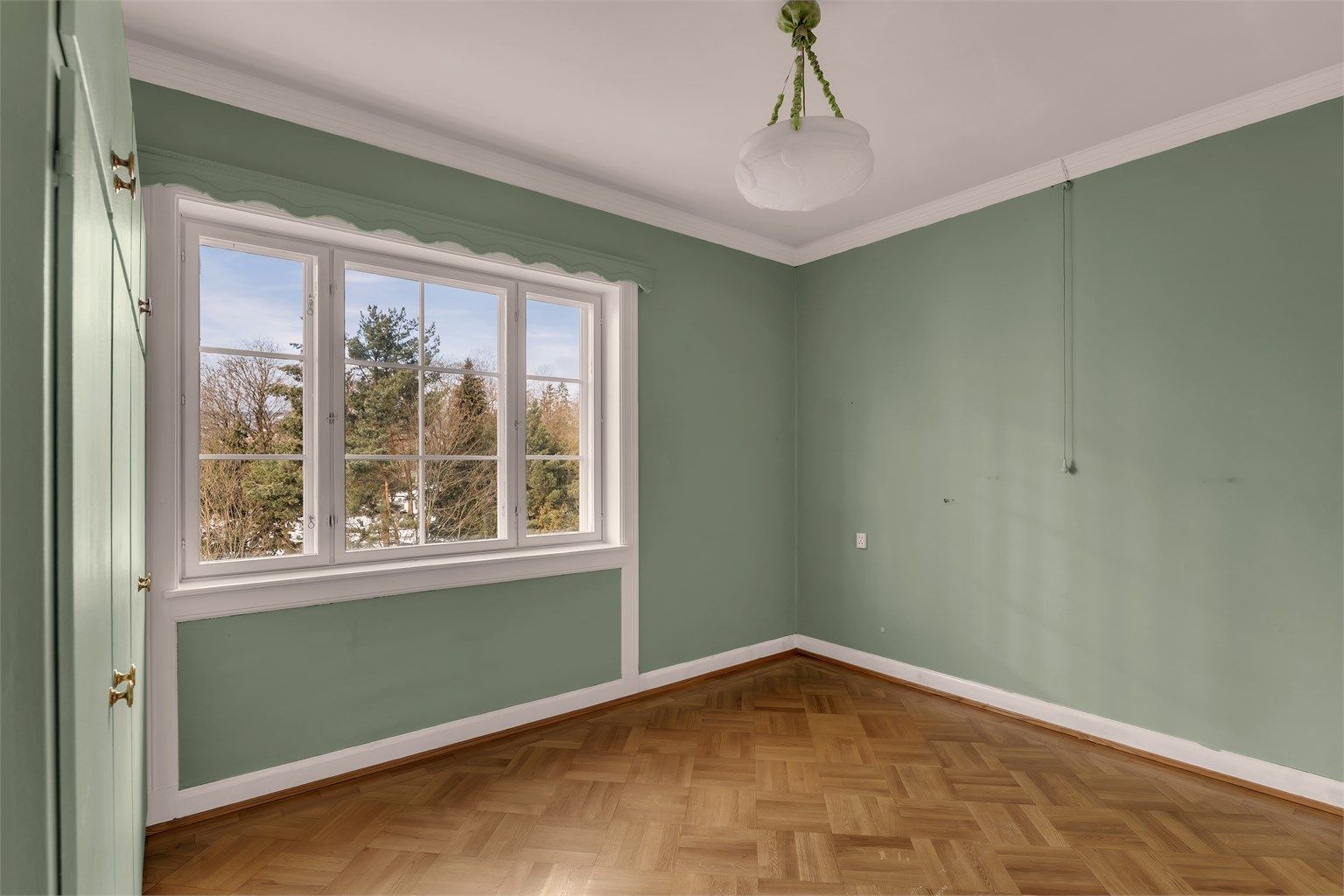 Store vindusflater kombinert med takhøyde på rundt 2,80 meter gir en luftig og behagelig atmosfære.