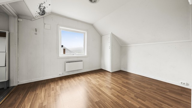 Et av fire soverom, som også kan brukes som loftstue.
