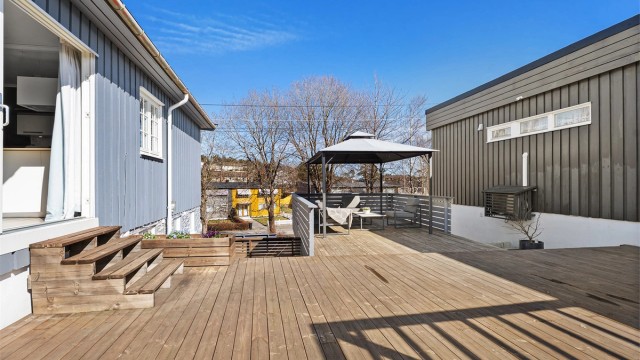 Fra skyvedøren med spisegruppen kommer du rett ut til en flott opparbeidet takterrasse/platting