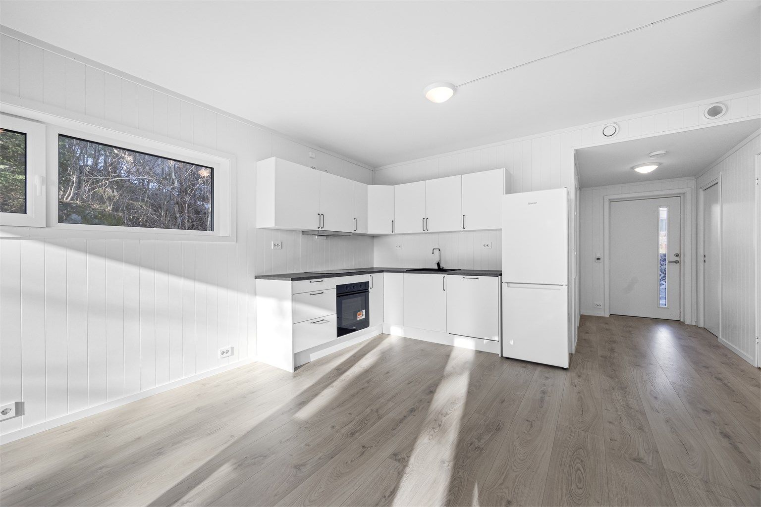 Integrerte hvitevarer medfølger.