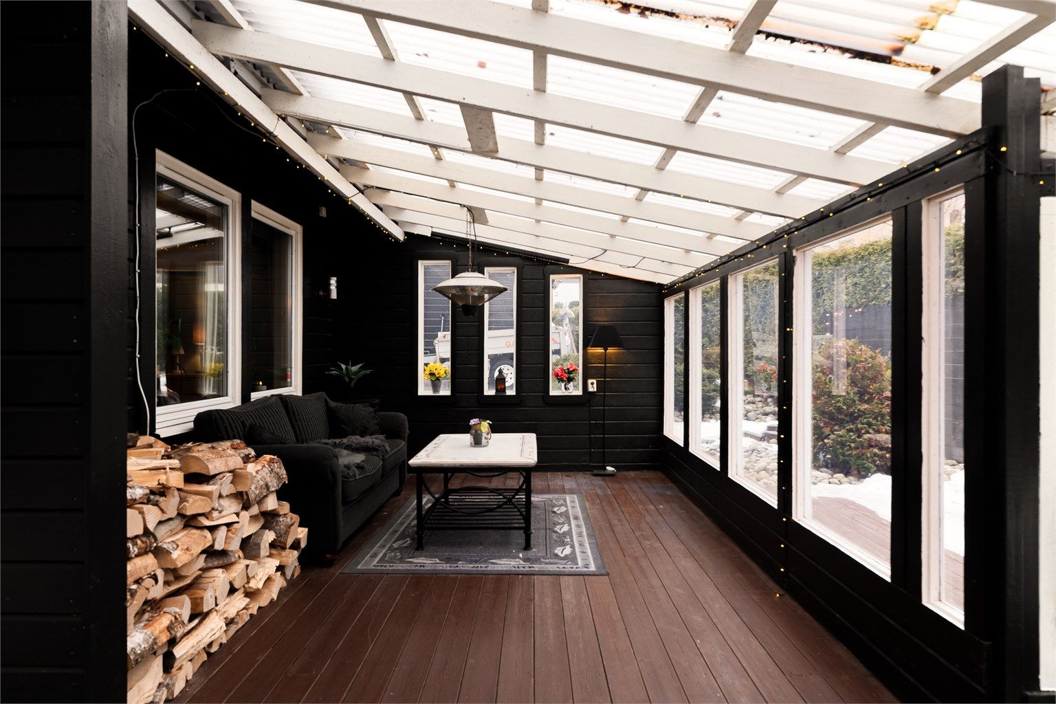 Nye terrasser ble anlagt på tre sider av boligen rundt 2014. Den romslige vinterhagen ble oppført i 2015, uten søknad/godkjenning.