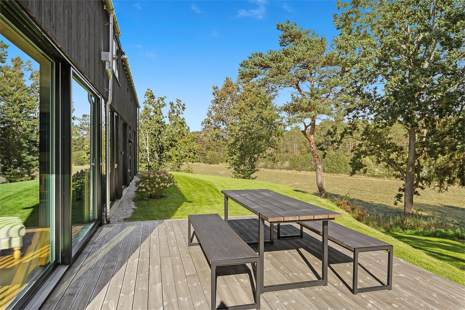 Boligen byr på svært gode uteområder med totalt ca. 79 m² terrasseareal.