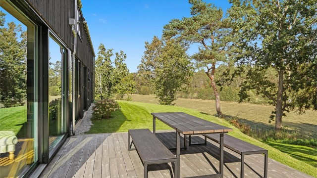 Boligen byr på svært gode uteområder med totalt ca. 79 m² terrasseareal.
