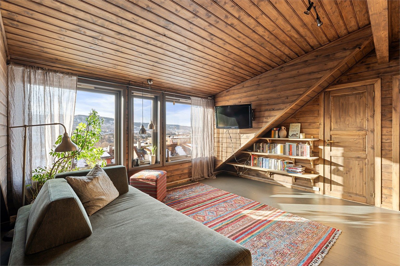 I loftsetasjen finner du en romslig loftstue som egner seg utmerket som TV-stue, lekerom eller et ekstra oppholdsrom eller soverom for familien