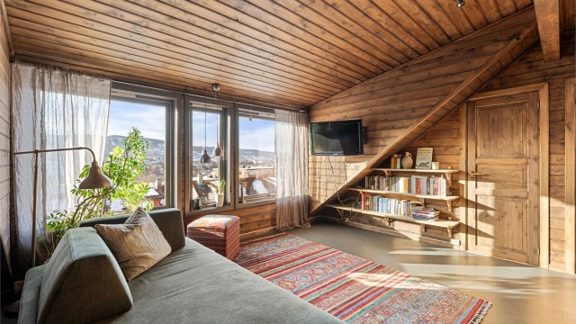 I loftsetasjen finner du en romslig loftstue som egner seg utmerket som TV-stue, lekerom eller et ekstra oppholdsrom eller soverom for familien