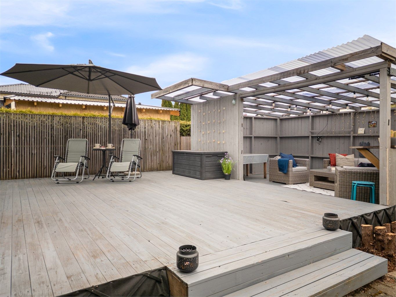 Fin uteplass på terrasseplatting med god plass til utemøbler - Foto: Emotional Landscape Production Ole Thoresen