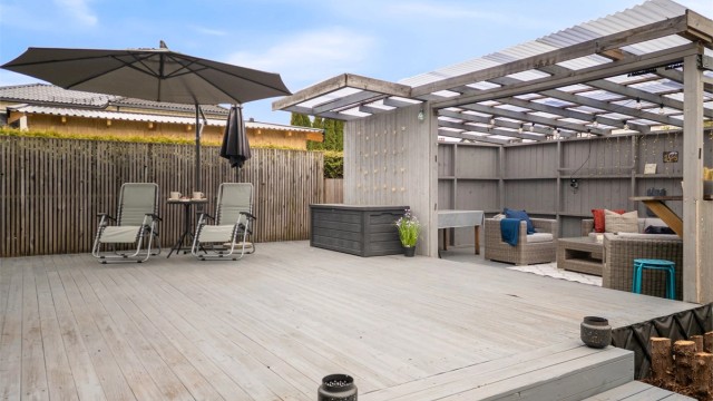 Fin uteplass på terrasseplatting med god plass til utemøbler - Foto: Emotional Landscape Production Ole Thoresen