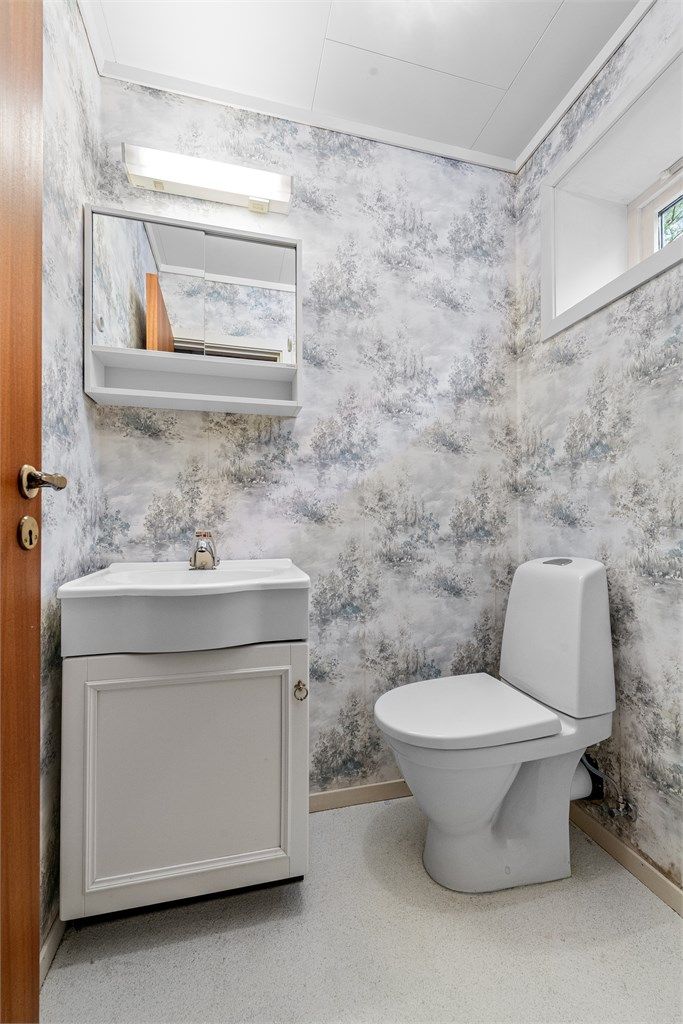 I tillegg til badet har hovedetasjen et separat toalettrom med servant og toalett