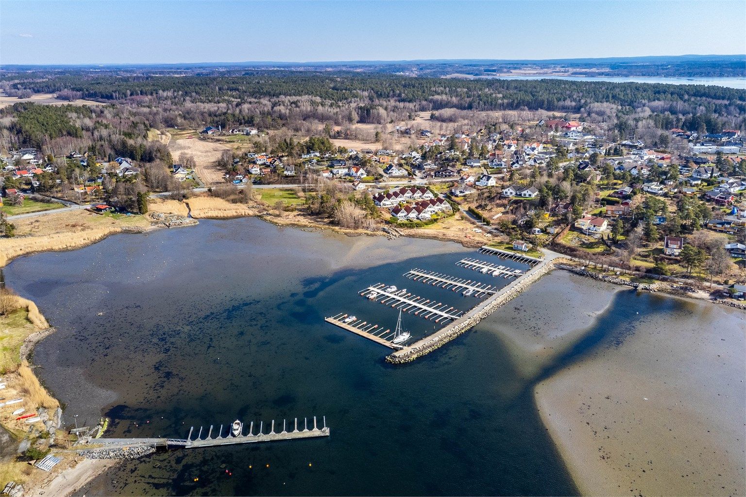 Mellom boligen og bryggeanlegget er kun kort gangavstand på ca. 200 meter.
