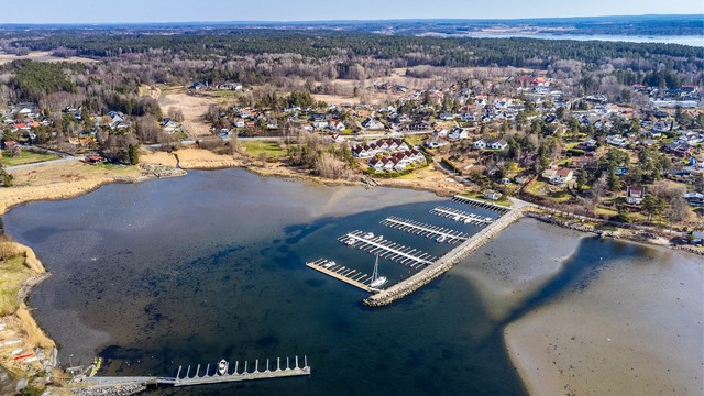 Mellom boligen og bryggeanlegget er kun kort gangavstand på ca. 200 meter.
