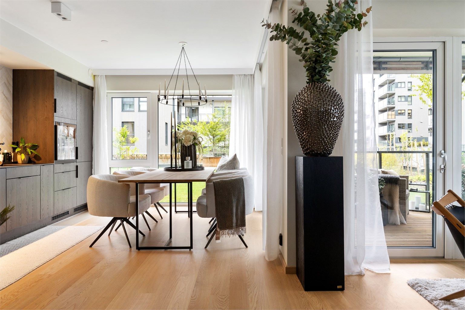 Kjøkken/stuen har direkte utgang til terrasse