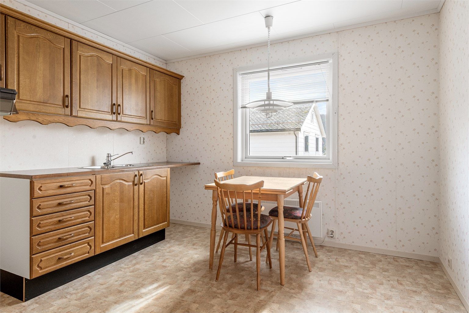 Kjøkkenet har vinyl på gulvet og plass til en hyggelig spiseplass ved vinduet