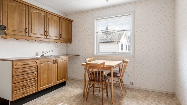 Kjøkkenet har vinyl på gulvet og plass til en hyggelig spiseplass ved vinduet