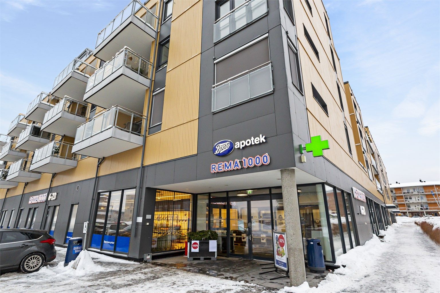 Flere butikker og tjenester, som Boots apotek, ligger kun et par minutters gange fra leiligheten.
