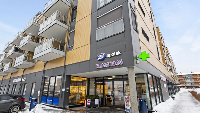 Flere butikker og tjenester, som Boots apotek, ligger kun et par minutters gange fra leiligheten.