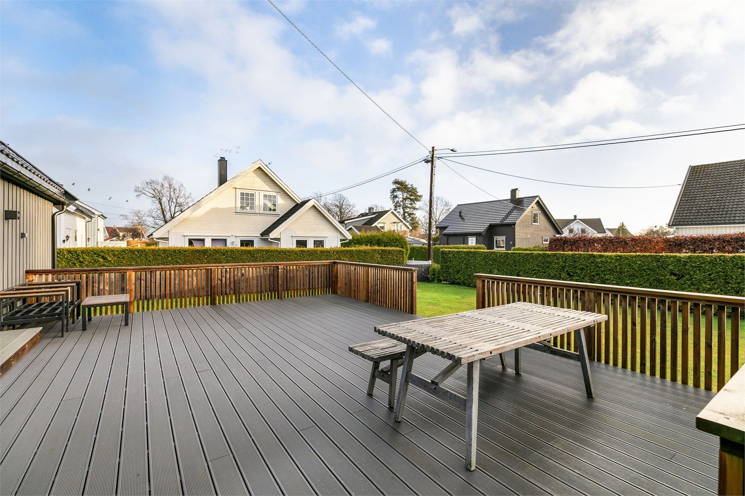 Rundt boligen finnes både terrasser og balkonger på til sammen 118 kvm. Her kan du flytte deg fritt etter vær, vind og solens gang. Fotograf; Børge Oppegård.