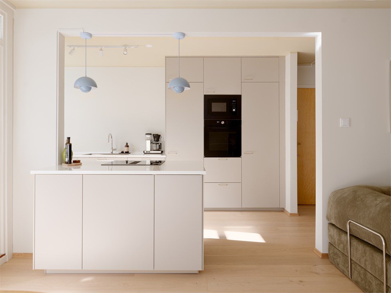 Kjøkkenet er utstyrt for å romme alt en liten familie kan trenge. Hel kjøl, hel frys, komfyr med dampfunksjon og en mikro som tar seg av restene – alt dette (og mer!) er integrert og klart til bruk.